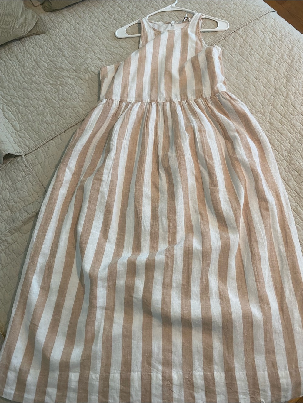 crown & ivy Striped Sleeveless Midi Dress in White & Tan